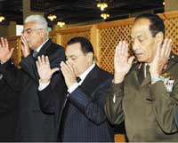 الرئيس مبارك يؤدى صلاة العيد وبجانبه الدكتور أحمد نظيف والمشير حسين طنطاوى 